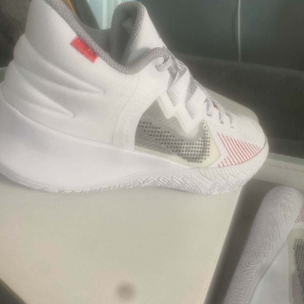 NIKE KYRIE FLYTRAP MENS (Unisex) BASKETBALL SHOES NEW in Box SIZE 7.5